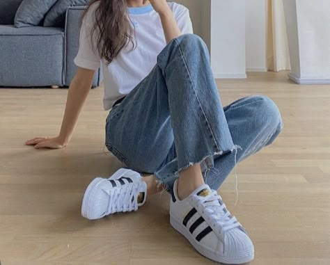 Adidas Superstar Women Outfit, White Adidas Superstar Outfit, Outfit With Adidas, Adidas Super Star, White Tees Outfit, Adidas Superstar Outfit, Superstar Outfit, Adidas White Shoes, Adidas Superstar Women