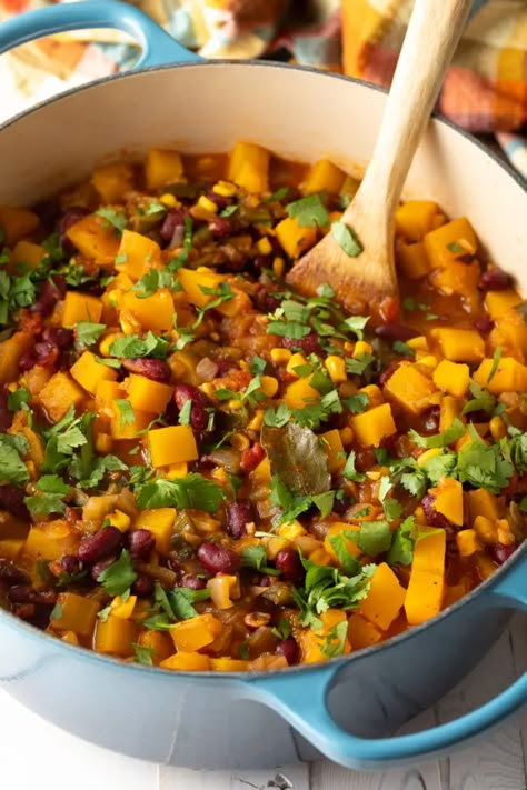 Butternut Chili, American Chili Recipe, Squash Chili Recipe, Butternut Squash Chili Recipe, Healthy Squash Recipes, Squash Chili, Corn And Beans, Slow Cooker Vegetarian Chili, Butternut Squash Chili