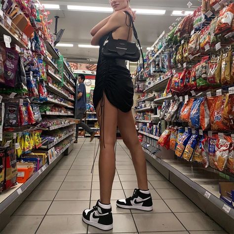 If you need a bit of inspo on how to style the sneaker and dress outfit formula, I've rounded up some examples to help you nail the look. High Top Sneakers Outfit, Jordan Outfits Womens, Outfits With Jordan 1s Fashion Styles, Stile Kendall Jenner, Jordan 1 Outfit Women, Jordan 1 Outfit, Sneaker Outfits, Jordan Outfit, Streetwear Girl