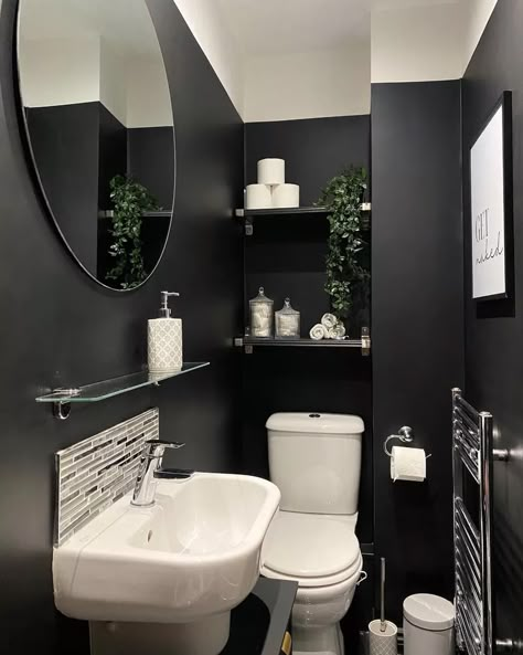 Small Ensuite Ideas, Small Ensuite, Luxe Bathroom, Black Bathroom Decor, Toilet Decor, Bathroom Design Black, Dark Bathrooms, Black And White Bathroom, Black Toilet