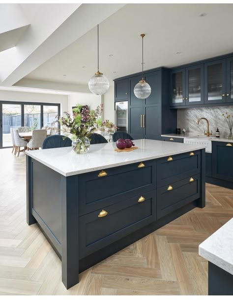 Extension Kitchen Ideas, Blue Shaker Kitchen, Modern Shaker Kitchen, Dark Blue Kitchens, Blue Kitchen Island, Extension Kitchen, Kitchen Renovation Inspiration, Navy Blue Kitchen, Shaker Kitchens