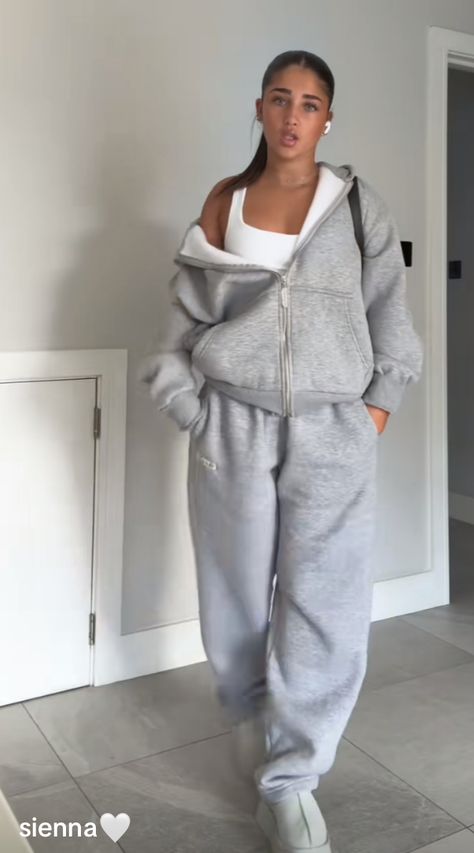 Off Shoulder Zip Up Hoodie Outfit, Grey Cropped Zip Up Hoodie Outfit, Airport Outfit Hoodie, Cold Cozy Outfit, Hoodie And Sweatpants Outfit Aesthetic, Grey Set Outfit, Wide Leg Joggers Outfit Winter, Gray Hoodie Outfit Woman, Hoodie And Coat Outfit