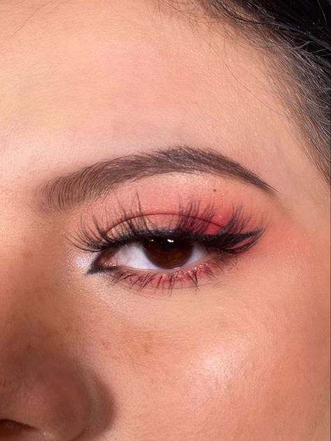 Maquillaje Rojo Basic Red Makeup Look, Red Eye Looks Simple, Light Red Eye Makeup, Natural Red Eyeshadow Looks, Red Simple Eye Makeup, Cute Red Eyeshadow Looks, Simple Red Eyeliner Looks, Prom Makeup Red Eyeshadow, Red Makeup Brown Eyes