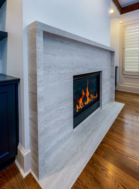 Are you looking for custom fireplaces with a stunning design? We can help you!  Look at this gorgeous 𝐪𝐮𝐚𝐫𝐭𝐳 fireplace surround 🔥 Stone Surround Gas Fireplace, Fireplace With Quartz Surround, Slab Fireplace Surround, Quartz Fireplace Surround, Woodsy House, Quartz Fireplace, Luxe Apartment, Electric Fireplace Living Room, Kitchen 2024