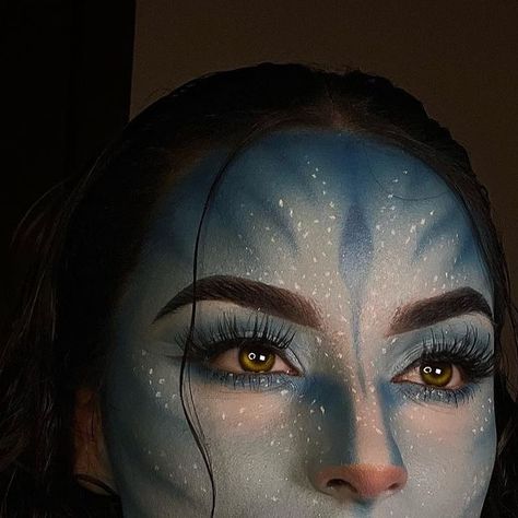 eva martinez 💓 on Instagram: "Starting off the Halloween season with AVATAR😏💙
Make sure to book me for all of your Halloween looks this month!🥰
DM me to book!!

#westtexasmua #westtexasmakeupartist #makeupartist #mua #halloweenmakeup #halloweenmakeuplook #avatar" Avatar Pandora Makeup, Avatar Makeup Halloween, Avatar Make Up, Avatar Inspired Makeup, Cosplay Makeup Ideas, Prettiest Makeup, Avatar Makeup, Avatar 2009, Avatar Cosplay