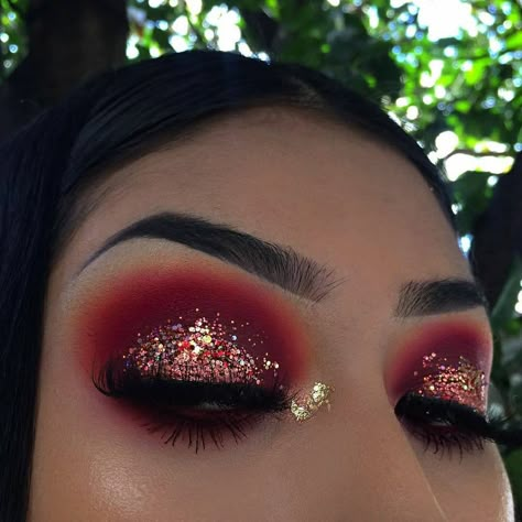 Red And Gold Makeup Looks, Maroon Makeup Looks, Maroon Makeup, Quinceanera Makeup, Quinceanera Stuff, Red Quince, Make Up Designs, Red Eye Makeup, Red Makeup