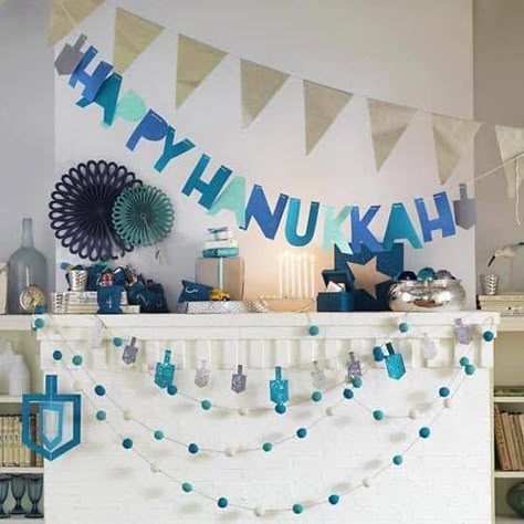 Hanukkah Garland, Hannukah Decorations, Hanukkah Ideas, Diy Hanukkah, Jewish Hanukkah, Hanukkah Decor, Hanukkah Crafts, Chanukah Party, Chanukah Decor