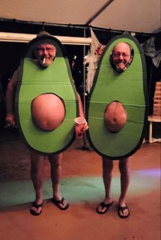 #Halloween #SpookySeason #HalloweenCostume #TrickOrTreat #HalloweenParty #SpookyVibes #CostumeIdeas #HauntedDecor #FallFestivities #Halloween2024 Funny Couples Halloween Costume, Costumes Pregnant, Pregnant Halloween Costume, Fun Costume Ideas, Avocado Funny, Funny Couple Halloween Costumes, Halloween Parejas, Pregnant Halloween Costumes, Image Meme