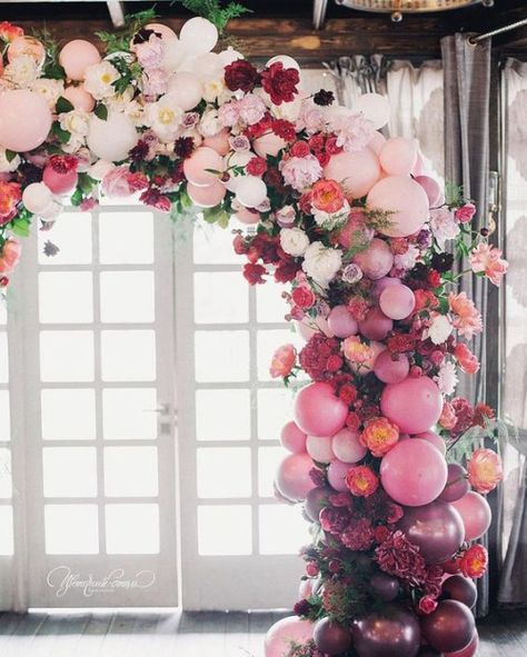 Idealne przyjęcie weselne dzięki https://palacdomaniowski.pl. Sprawdź czym zaskoczyć gości! #weddingideas Balloons And Flowers, Flowers And Balloons, Wedding Balloons, Floral Arch, Balloon Decor, Wedding Diy, Ceremony Decorations, Balloon Arch, Balloon Garland