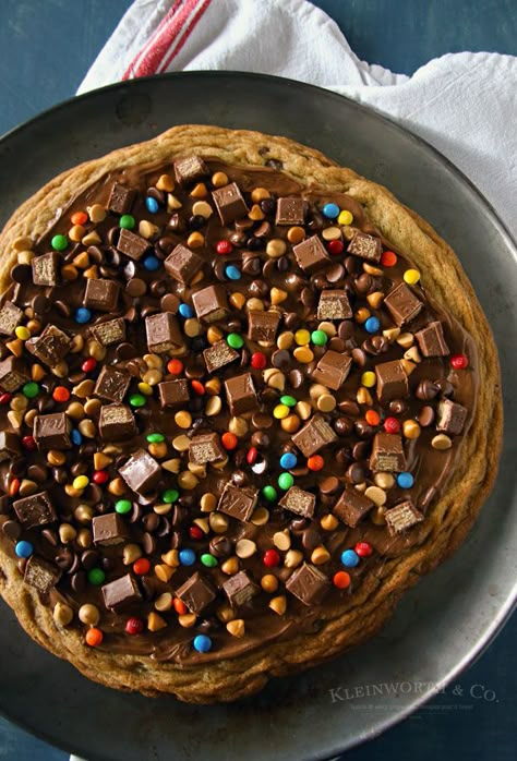 Chocolate Chip Cookie Pizza Chocolate Pizza Recipe, Chocolate Chip Pizza, Cookie Pizza Recipe, Chocolate Chip Cookie Pizza, Dessert Pizzas, Apple Cider Donuts Recipe, Pizza Cookie, Dessert Pizza Recipes, Pizza Dessert