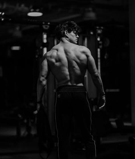 Back Asthetic Picture Gym, Gym Duo Poses Men, Guy Working Out, Man Working Out, Men Back Muscles Aesthetic, Men Workout Aesthetic, Physique Male Fitness, Gym Men Photography, Burning Background