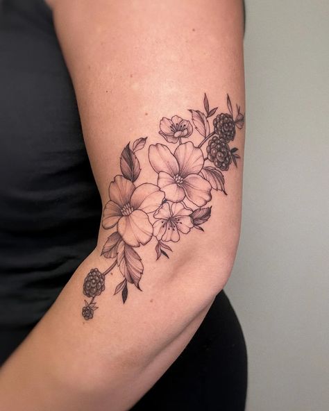 101 Blackberry Tattoo Ideas You Have To See! 23 Outsons Blueberry And Flower Tattoo, Blackberries Tattoo, Blackberry Tattoo, Tattoo And Piercings, Arm Tats, Nature Motifs, Vine Tattoos, Shading Techniques, Blossom Tattoo