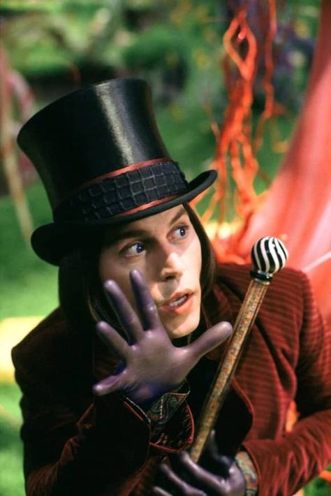 charlie and the chocolate factory (2005) Johnny Depp Willy Wonka, 3 People Costumes, John Depp, جوني ديب, Kaptan Jack Sparrow, Charlie And The Chocolate Factory, Ace Hood, Johnny Depp Movies, Tim Burton Films