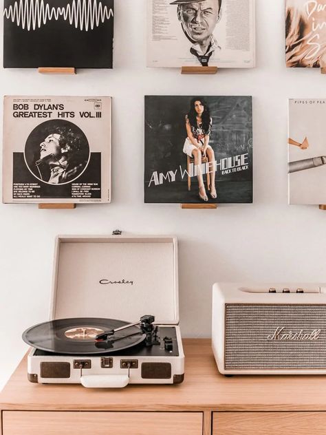 Living Room Tour - Hedonisitit Gramophone In Living Room, Turntable Setup Living Rooms, Vinyl Setup, Vinyl Record Room, Turntable Setup, Retro Style Living Room, Record Decor, Jungle Home, Music Corner