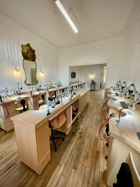 Jewelry Studio Design, Jewellery Studio Workspaces, Office Reception Area Ideas, Reception Area Ideas, Art Center Ideas, Jewelry Studio Organization, Goldsmith Workshop, Jewelry Bench, Jewelry School