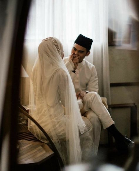 Nikah Poses For Bride, Nikah Poses For Couple, Nikah Photoshoot Ideas, Wedding Photo Moodboard, Muslim Wedding Poses, Malay Wedding Photoshoot, Nikkah Photoshoot Ideas, Konsep Foto Prewed Studio, Malay Wedding Pose