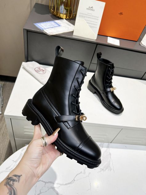 Hermes Boots Women, Hermes Boots Outfit, Hermes Boot, Hermes Shoes Women, Hermes Boots, Mens Business Casual Outfits, Luxury Boots, Shoe Wishlist, Spring Boots