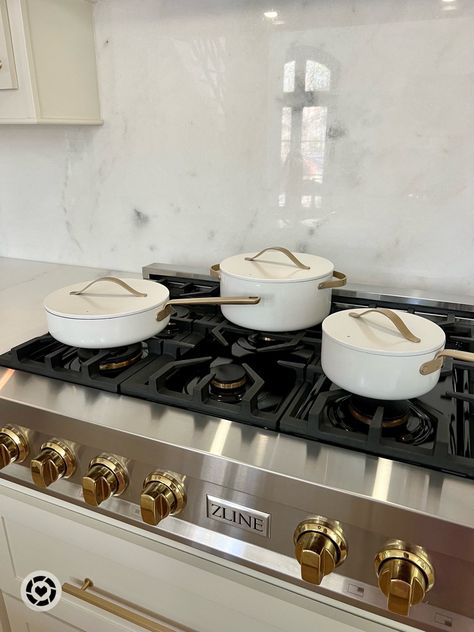 White Kitchen Pots And Pans, Black And Gold Pots And Pans, Pot Sets Kitchens, Ceramic Pots And Pans, Aesthetic Pots And Pans, Pots And Pans Aesthetic, Cutest Apartment, Modern Pots And Pans, Beautiful Cookware