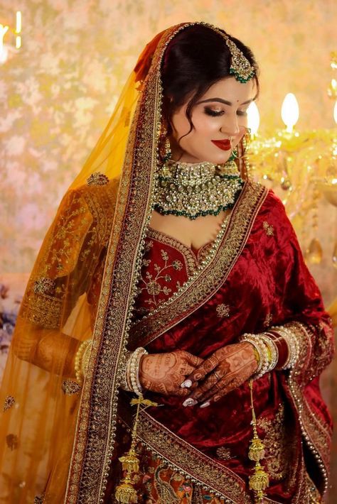 New Dulhan Pose, Wedding Dulhan Pose, Bridal Makeup Pictures, Bride Fashion Photography, Latest Bridal Makeup, Indian Bride Poses, Indian Bride Photography Poses, Indian Wedding Makeup, Indian Bride Makeup