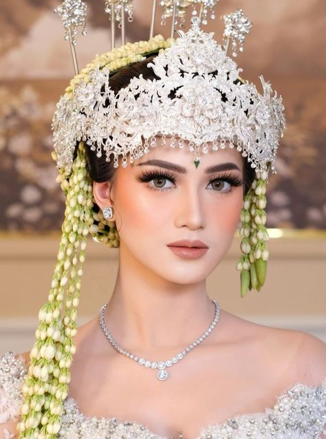 Make Up Pengantin Jawa, Make Up Akad Nikah Hijab, Hairdos Wedding, Make Up Pengantin Hijab, Sunda Siger, Siger Sunda, Nikah Decor, Hijab Makeup, Wedding Makeup Bride