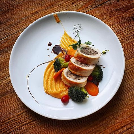 Food Plating Photography, Chicken Chop Plating, Beef Wellington Fine Dining, Plating Potatoes, 5 Star Restaurant Food Fine Dining, Chicken Plates Ideas, Chicken Plating Presentation, Chicken Ballotine Plating, Chicken Roulade Plating Fine Dining