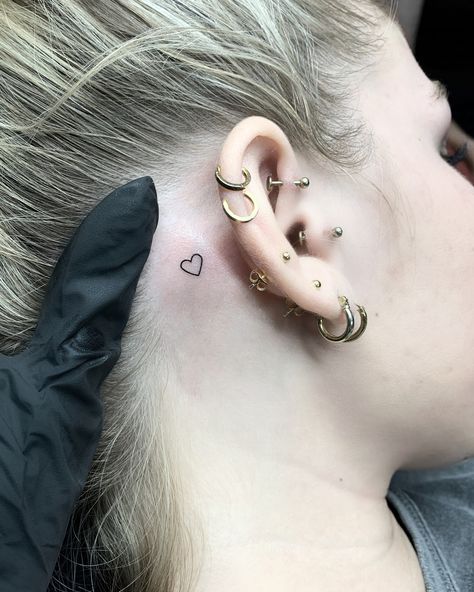 Tattoos For Women Heart, Behind Ear Tattoos For Women, Dainty Tattoos For Women, Little Heart Tattoos, Heart Tat, Behind Ear Tattoos, Tiny Heart Tattoos, Small Girly Tattoos, Tattoo Spots