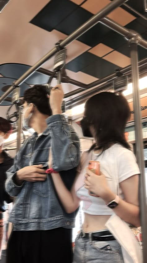 Cute Couple Pics On Bus, Thirdwheeling Couple Aesthetic, Sharing Earphones Couple Aesthetic, Train Love Couple, Train Couple Aesthetic, Picking Up Girlfriend Pictures, On Train Aesthetic, Couple On Train, Dream Relationship Aesthetic