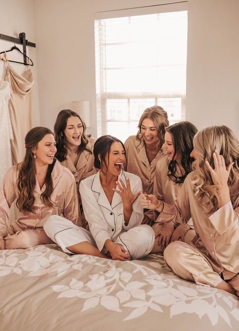 Before Wedding Pictures, Wedding Preparation Photos, Bride And Bridesmaid Pictures, Bridesmaids Getting Ready, Wedding Party Poses, Wedding Photo List, Bridesmaid Poses, Bridesmaid Pictures, Wedding Shot List