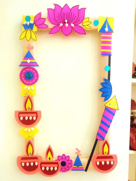 DIY adorable selfie frame . Soft Board Border Decoration For Diwali, Diwali Photobooth Ideas For Office, Happy Diwali Decoration Ideas, Diwali Craft For School Decoration, Class Decoration For Diwali, Diwali Selfie Frame, Navratri Display Board Decoration, Desi Decoration Ideas, Diwali Border Designs For Board