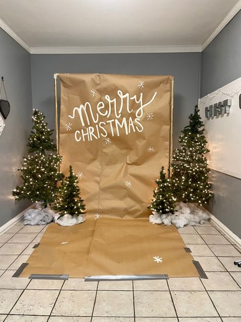 Santa Pictures Backdrop Diy, Christmas Selfie Station Backdrop, Christmas Background For Pictures, Easy Diy Christmas Backdrop Photography, Diy Photobooth Christmas, Easy Santa Backdrops For Pictures, Christmas Photo Decorations, Christmas Party Photo Booth Backdrop, Santa Claus Backdrop Ideas