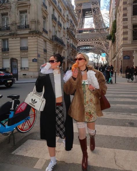 @irisloveunicorns @sofiamcoelho Look 2023 Paris Dream, Paris Vibes, Chic Scarves, Gourmet Treats, Parisian Life, Paris Pictures, Paris Aesthetic, Voyage Europe, Paris Outfits