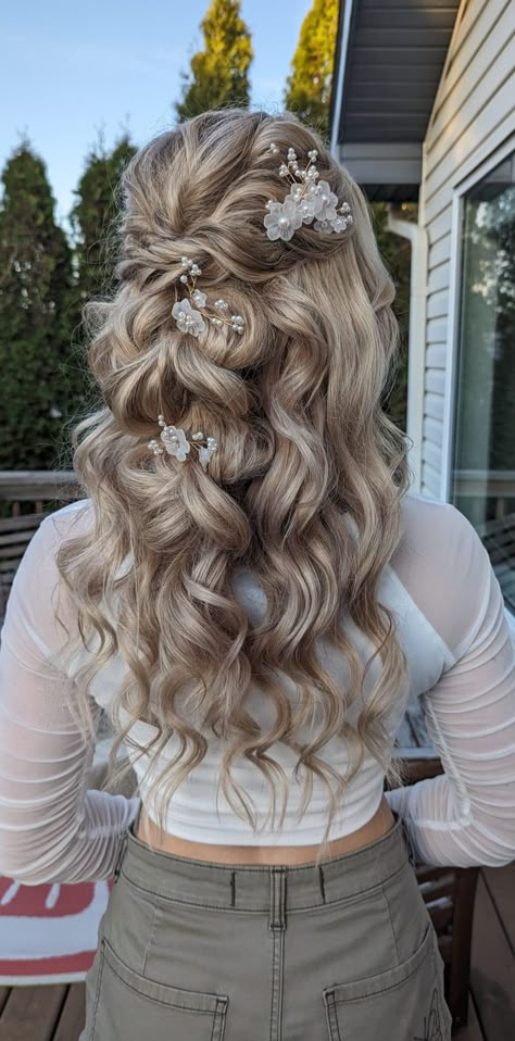 Hairstyles For Fall Wedding, Half Up Hairdo Bridesmaid, Mermaid Curls Long Hair Wedding, Bride Hairstyles For Long Hair Curls, Wedding Hair Color Blonde, Wedding Long Blonde Hair, Loose Prom Hair, Wedding For Long Hair Hairstyles, Wedding Hairstyles For Blonde Hair