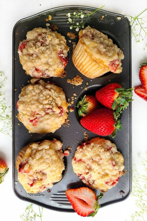 Baked Goods To Take To Work, Easy Moist Muffins, Muffins With Strawberries, Strawberry Streusel Cake, Strawberry Crumb Muffins, Strawberry Strudel Muffins, Jumbo Strawberry Muffins, Sweet Treats Easy To Make Healthy, Strawberry Muffin Recipes Easy