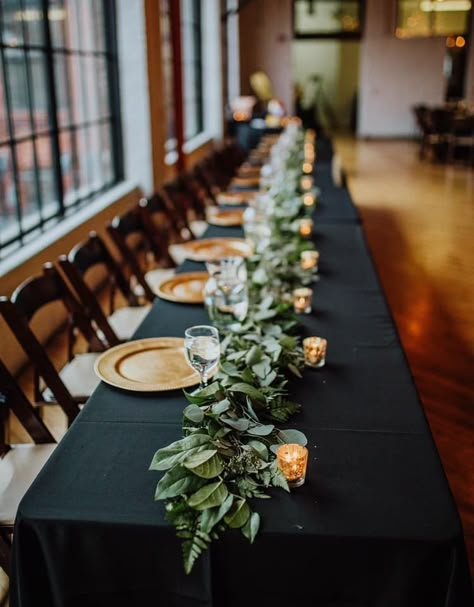 Black, gold and greenery Black Tablecloth Wedding, Black Wedding Table, Black Tablecloth, Tafel Decor, Eucalyptus Wedding, Wedding Dress Pictures, Gold Party, Wedding 2024, Greenery Wedding