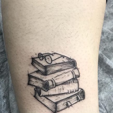 Tato Minimal, Hp Tattoo, Bookish Tattoos, Book Tattoos, Literary Tattoos, Tato Henna, Potter Tattoo, Tattoos Geometric, Shape Tattoo