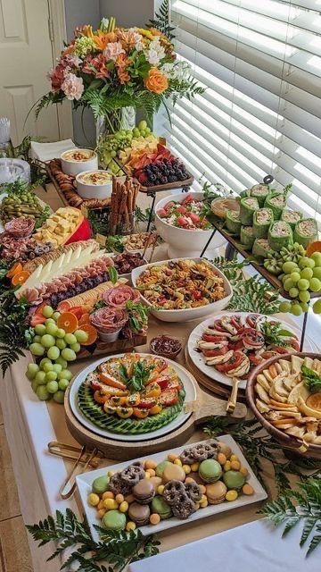 Catering Food Displays, Party Food Buffet, Catering Ideas Food, Charcuterie Inspiration, Party Food Platters, Charcuterie Recipes, Food Displays, Catering Food, Snacks Für Party