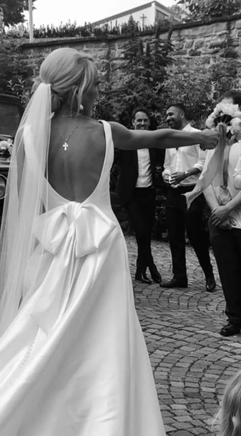 Dresses With Sleeves Elegant, Sleek Wedding Dress, Simple Elegant Wedding Dress, Plain Wedding Dress, Wedding Dress Low Back, Wedding Dresses Elegant, Timeless Wedding Dress, Bow Wedding Dress, Elegant Wedding Dresses