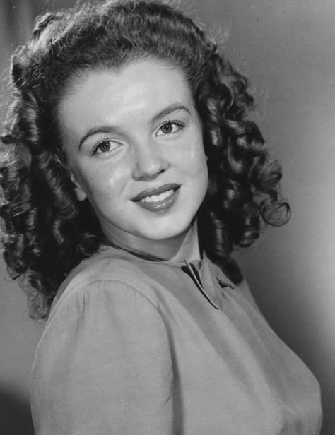 Young Marilyn Monroe, Norma Jean Marilyn Monroe, Jean Rose, Marilyn Monroe Art, Joe Dimaggio, Marilyn Monroe Photos, Jean Vintage, Norma Jean, Actrices Hollywood