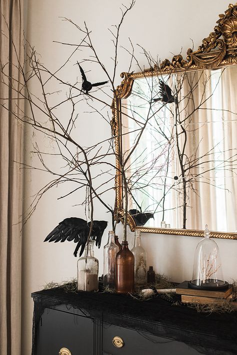 Wallpaper Halloween, Modern Halloween Decor, Chic Halloween Decor, Elegant Halloween Decor, Classy Halloween, Classy Halloween Decor, Halloween Tablescape, Halloween Party Dinner, Modern Halloween