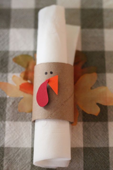 DIY Turkey Napkin Rings. Get the tips at SoFestive.com Preschool Placemats, Dinner Place Settings, Placemats Diy, Turkey Napkin Rings, Thanksgiving Diner, Thanksgiving Centerpieces Diy, Turkey Napkins, Thanksgiving Napkin Rings, Diy Turkey