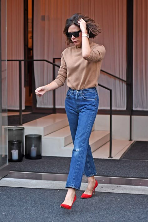 The designer, Victoria Beckham, kept things simple in a new take on her lo-fi New York City uniform. Red Shoes Outfit, Victoria Beckham Jeans, Victoria Beckham Outfits, Jeans Trend, Victoria Beckham Style, Look Jean, Manolo Blahnik Heels, Woman Walking, Tan Sweater