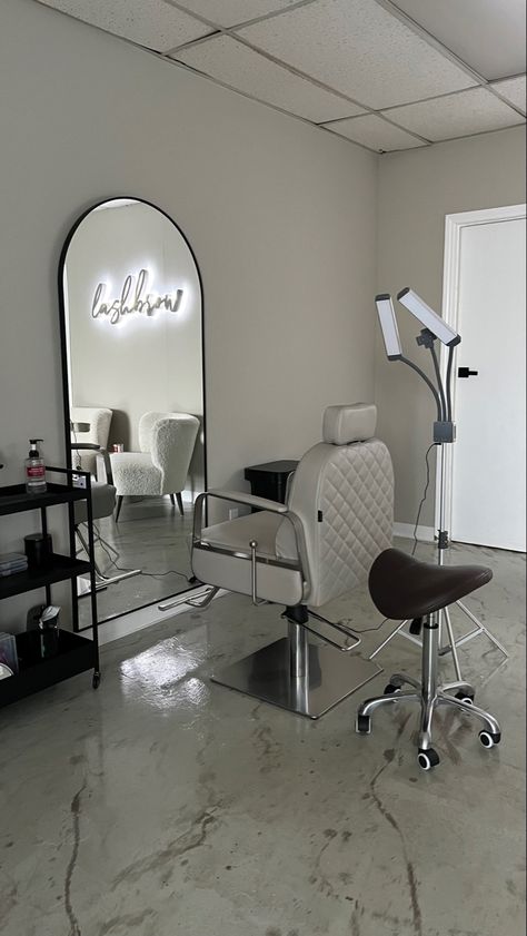 Keratin Salon Design, Small Space Beauty Salon Ideas, Hair Salon Booth Decor, Home Based Hair Salon Ideas, Grey Salon Decor, Barber Room Ideas, Studio Hair Salon Ideas, Salon Aesthetic Beauty, Hairstylist Suite Ideas