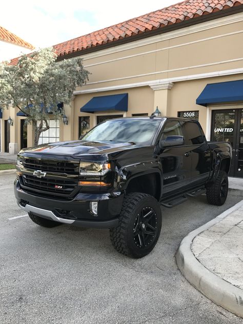 2017 Midnight Z71 Chevy Silverado ..... isn't she pretty Chevy Silverado 2017, Truck Chevy, Lifted Vehicles, Carros Bmw, Truck Life, Silverado Truck, Trucks Chevy, New Truck, Lifted Chevy Trucks