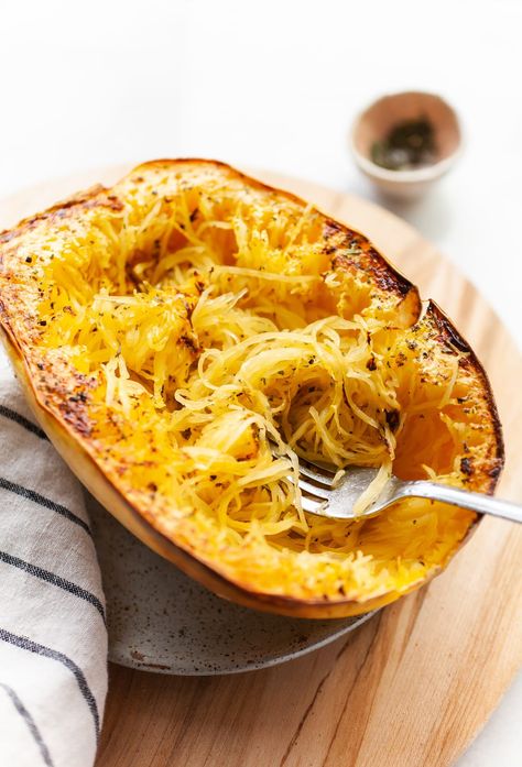 Spaghetti Squash Recipes How To Cook, Roasting Spaghetti Squash, Air Fryer Squash, Baked Spaghetti Squash Recipes, Squash Recipes Easy, Squash Recipes Healthy, Squash In Oven, Healthy Squash Recipes, Spaghetti Squash Recipes Healthy