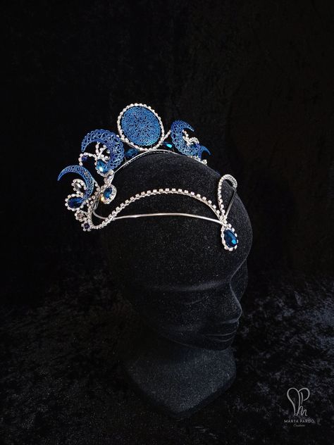 This piece is made over a base of aluminium wire in different widths and features AB crystal chain -that give the tiara a stunning sparkle under artificial lights-, and opaque and translucent midnight blue crystals. It features five filigree components to represent the phases of the moon. These filigree metal moons have been spray painted to match the deep blue crystals. Due to the aluminium wires this headpiece is really lightweight and moldable. A metal comb has been attached to easily pin the Fairy Crowns Diy, Fairytale Costumes, Moon Tiara, Lunar Witch, Fantasy Crown, Black Tiara, Tiara Silver, Silver Head Piece, Magical Jewelry