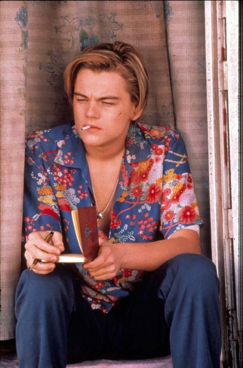 STYLECASTER | Halloween costumes | easy Halloween costumes | DIY Halloween costumes | Halloween costumes for women | Easy Halloween Costume Ideas Leonardo Dicaprio Romeo, Romeo Juliet 1996, Romeo Ve Juliet, Leonard Dicaprio, Romeo Und Julia, Leonardo Dicaprio 90s, Filmy Vintage, Baz Luhrmann, Jack Dawson