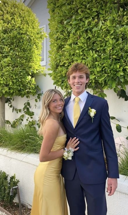 Yellow Homecoming Dresses Couple, Navy Suit Homecoming, Navy And Yellow Prom Couple, Navy Blue And Yellow Prom Couple, Yellow Hoco Dress Couple, Blue Hoco Couple Outfits, Date Party Poses, Prom Inspo Pics With Date, Yellow Homecoming Couple