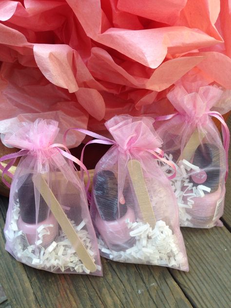 Nail Polish Gift Ideas Birthday, Nail Polish Party Favors, Girly Gift Bags Ideas, Nail Care Goodie Bags, Pink Birthday Goodie Bags, Cheap Gift Bag Ideas, Party Favor Gift Bags, Kitty Party Gifts For Ladies, Pink Birthday Party Favors