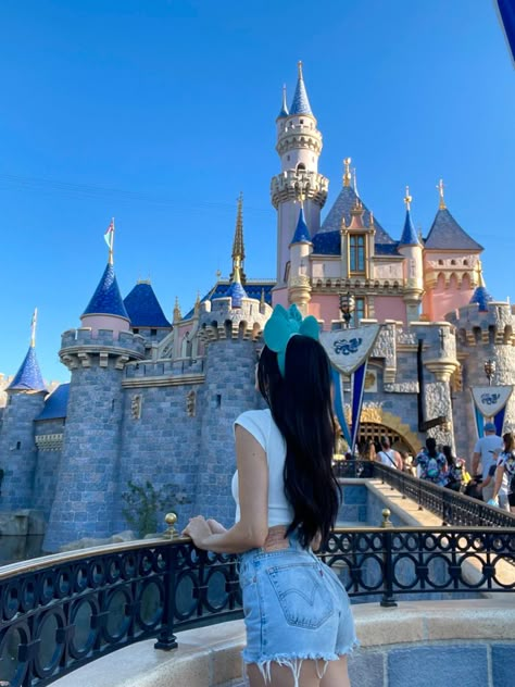 Disney Castle Pictures Ideas, Disneyland Minnie Ears, Disney Castle Pictures Poses, Disney Castle Photo Ideas, Pics To Take At Disneyland, Disney Photo Poses, Disney Picture Poses, Photos To Take At Disneyland, Disneyland Pics Ideas