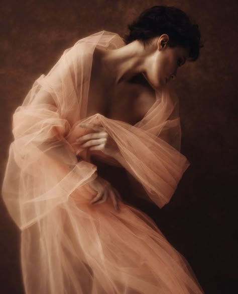 Woman In Gown Photography, Body Photography, Model Poses Photography, Fine Art Portraits, Instagram Photo Inspiration, Arte Fantasy, Portrait Inspiration, Artistic Photography, Photography Women